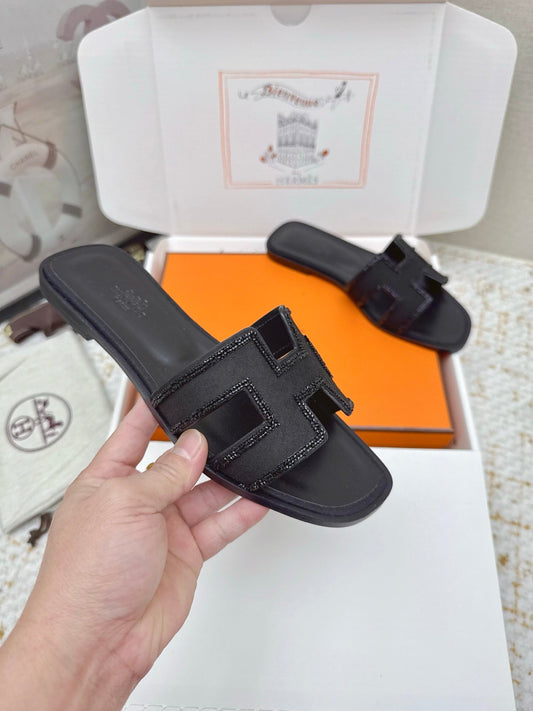 HM 26ss Oran Sandals Black Sheepskin Rhinestone 625231