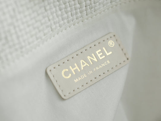 Chanel 2026 Maxi Hobo Bag 28cm White Straw Leather 351096
