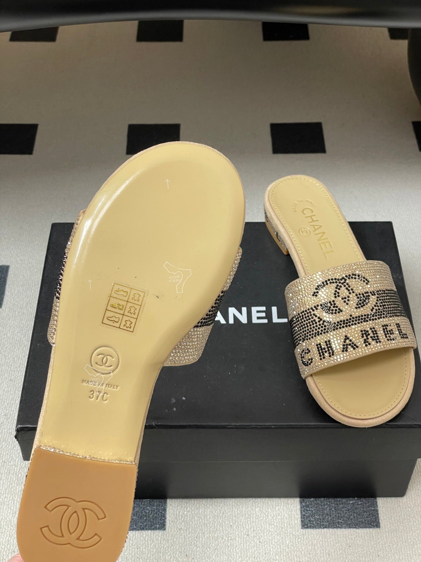 CC 26s Flat Sandals Beige Sheepskin Rhinestones 649514