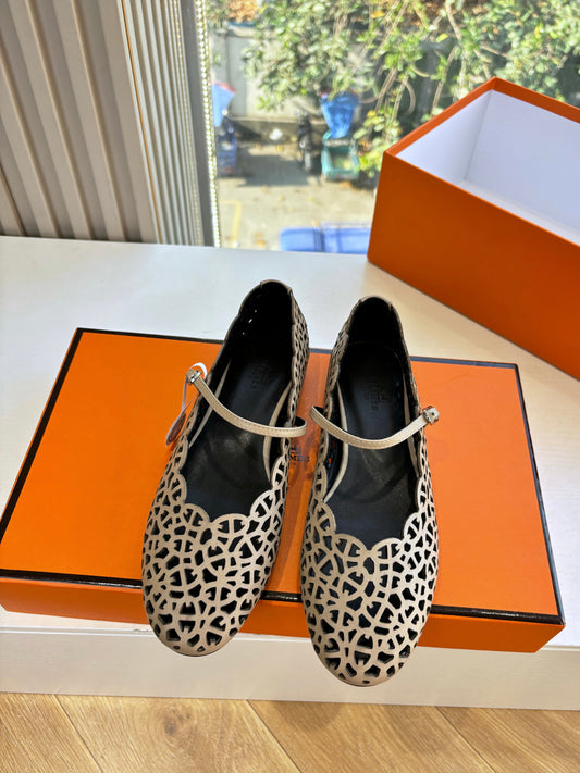 HM 26ss Pig-Nose Ballet Flat Beige Black Cowhide 603929