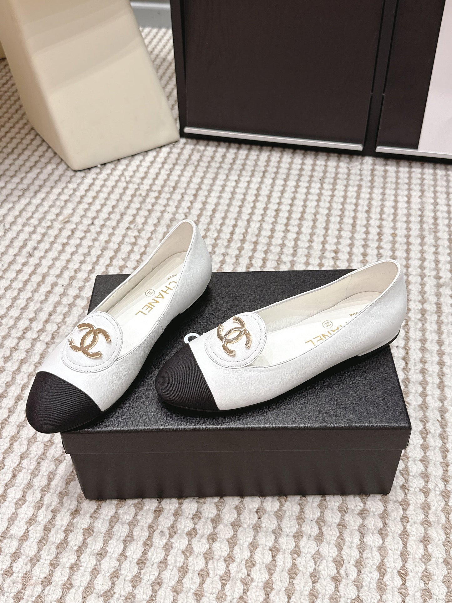 CC 26s Slip-on Flat White Black Calfskin 632341