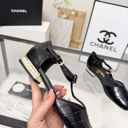 CC 26s Flat Sandals Black Cowhide Patent Leather 183576