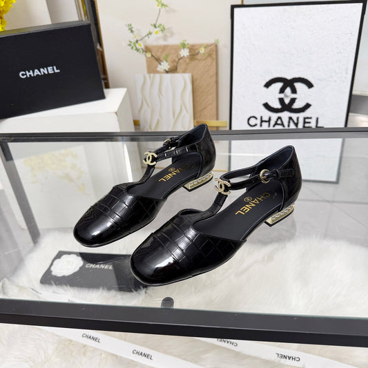 CC 26s Flat Sandals Black Cowhide Patent Leather 183576