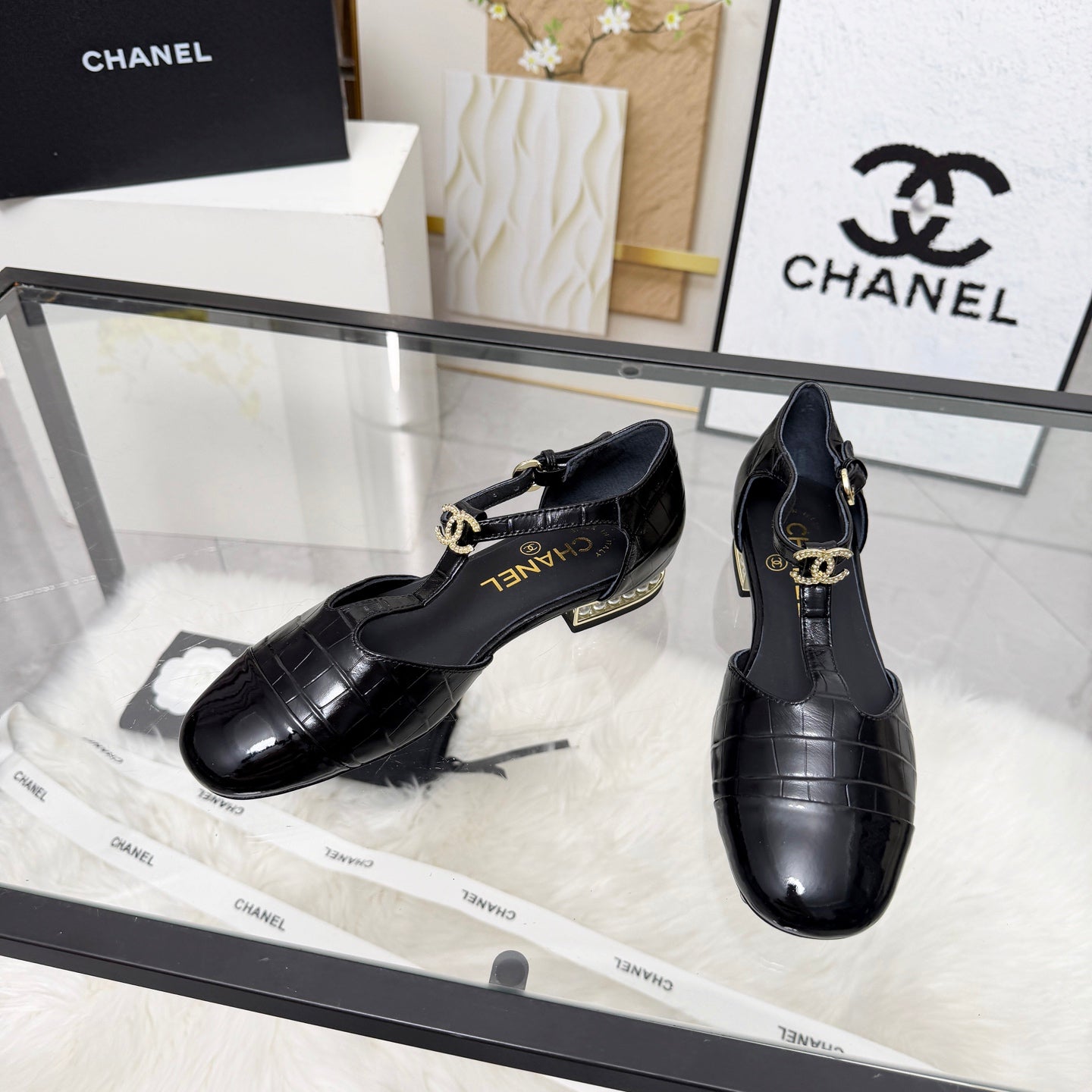 CC 26s Flat Sandals Black Cowhide Patent Leather 183576