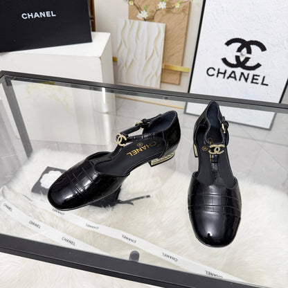 CC 26s Flat Sandals Black Cowhide Patent Leather 183576