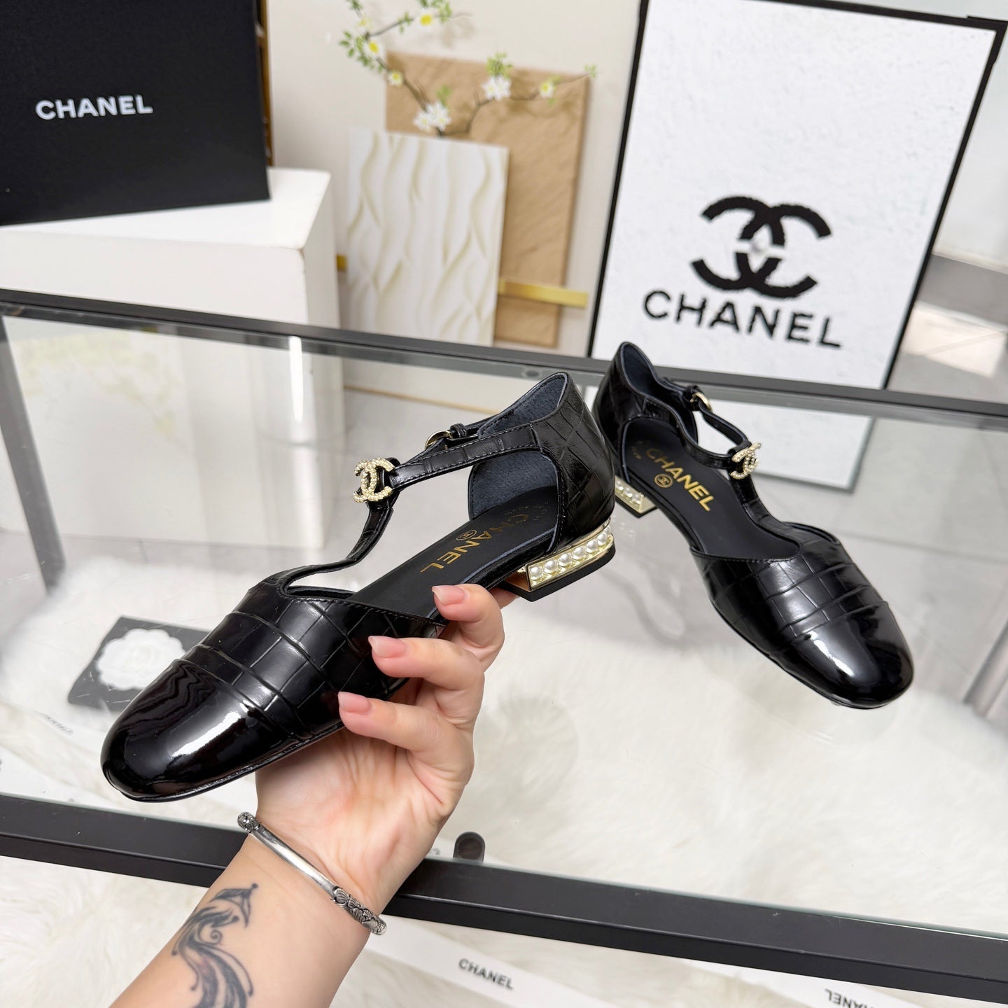 CC 26s Flat Sandals Black Cowhide Patent Leather 183576
