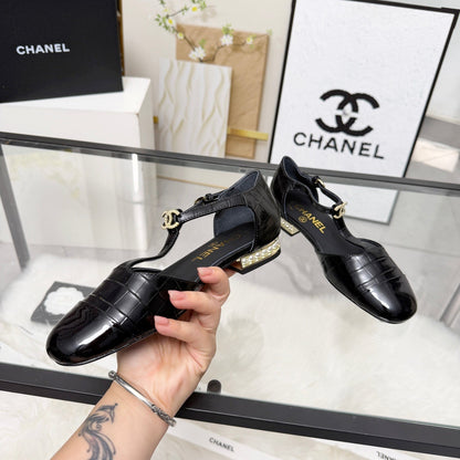 CC 26s Flat Sandals Black Cowhide Patent Leather 183576