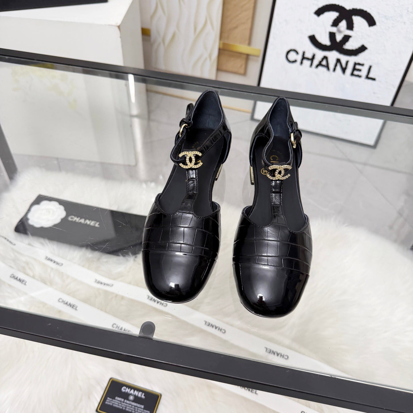 CC 26s Flat Sandals Black Cowhide Patent Leather 183576