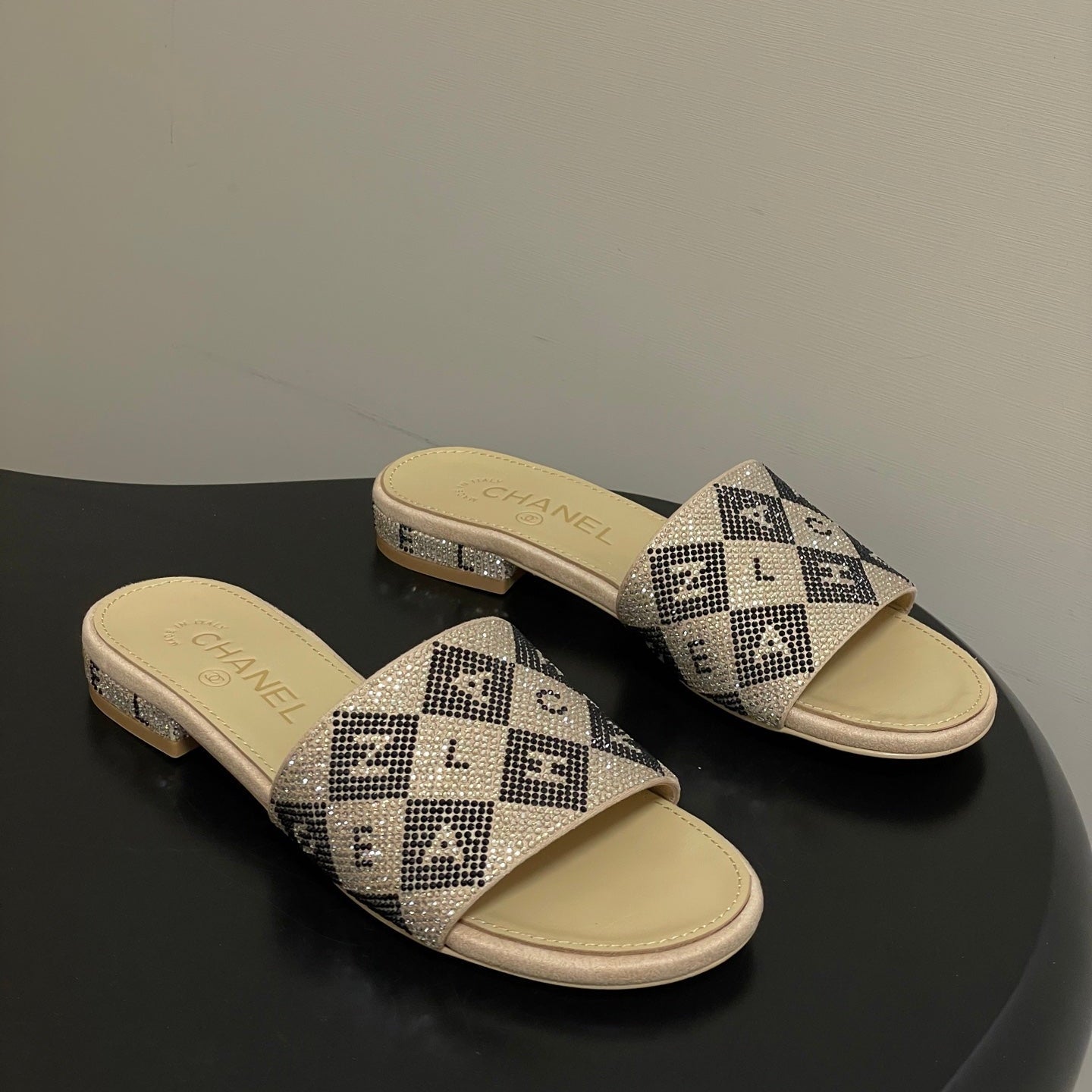 CC 26s Flat Sandals Beige Sheepskin Rhinestones 649520