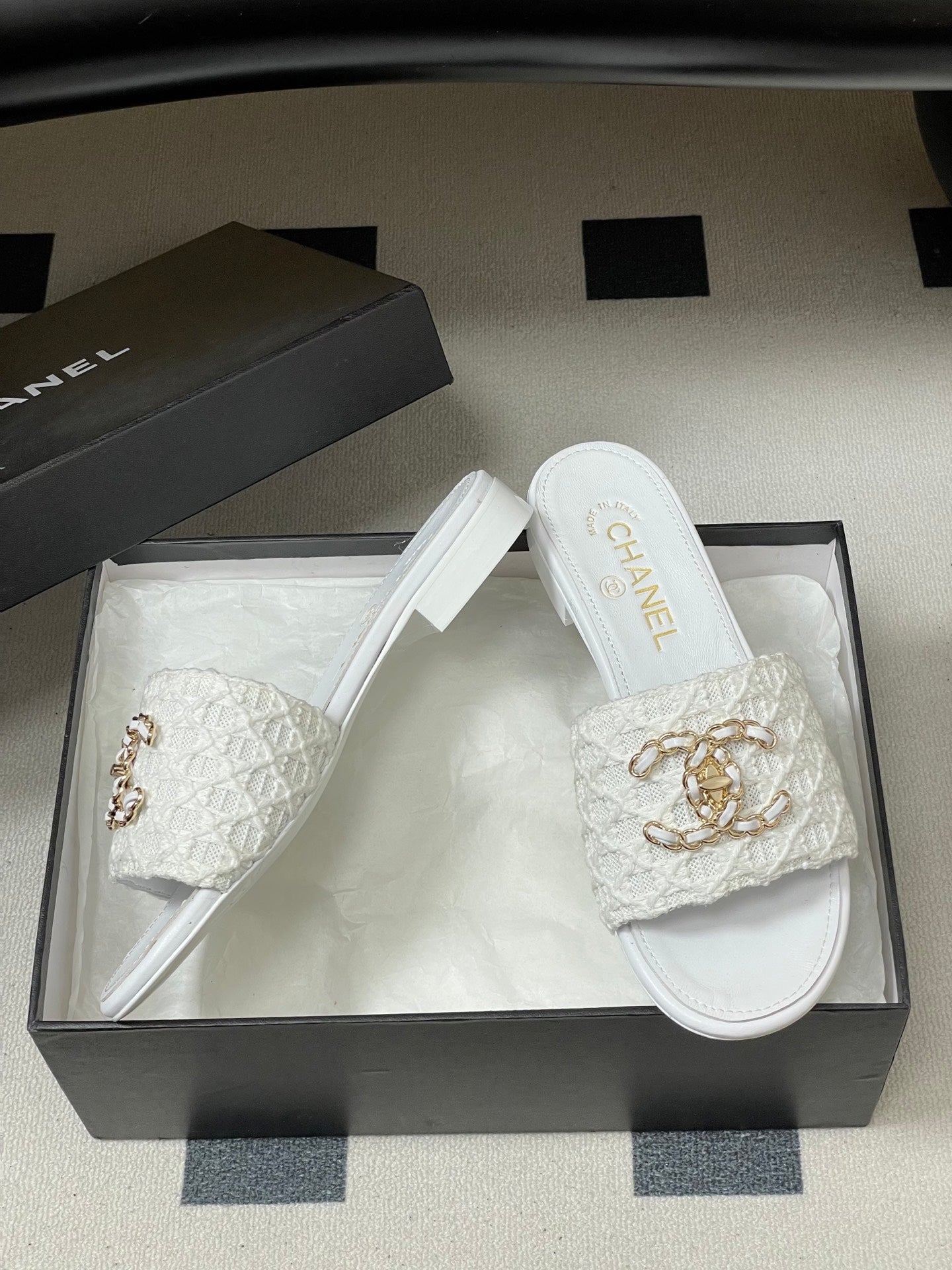 CC 26s Flat Slippers White Fabric Sheepskin 649491