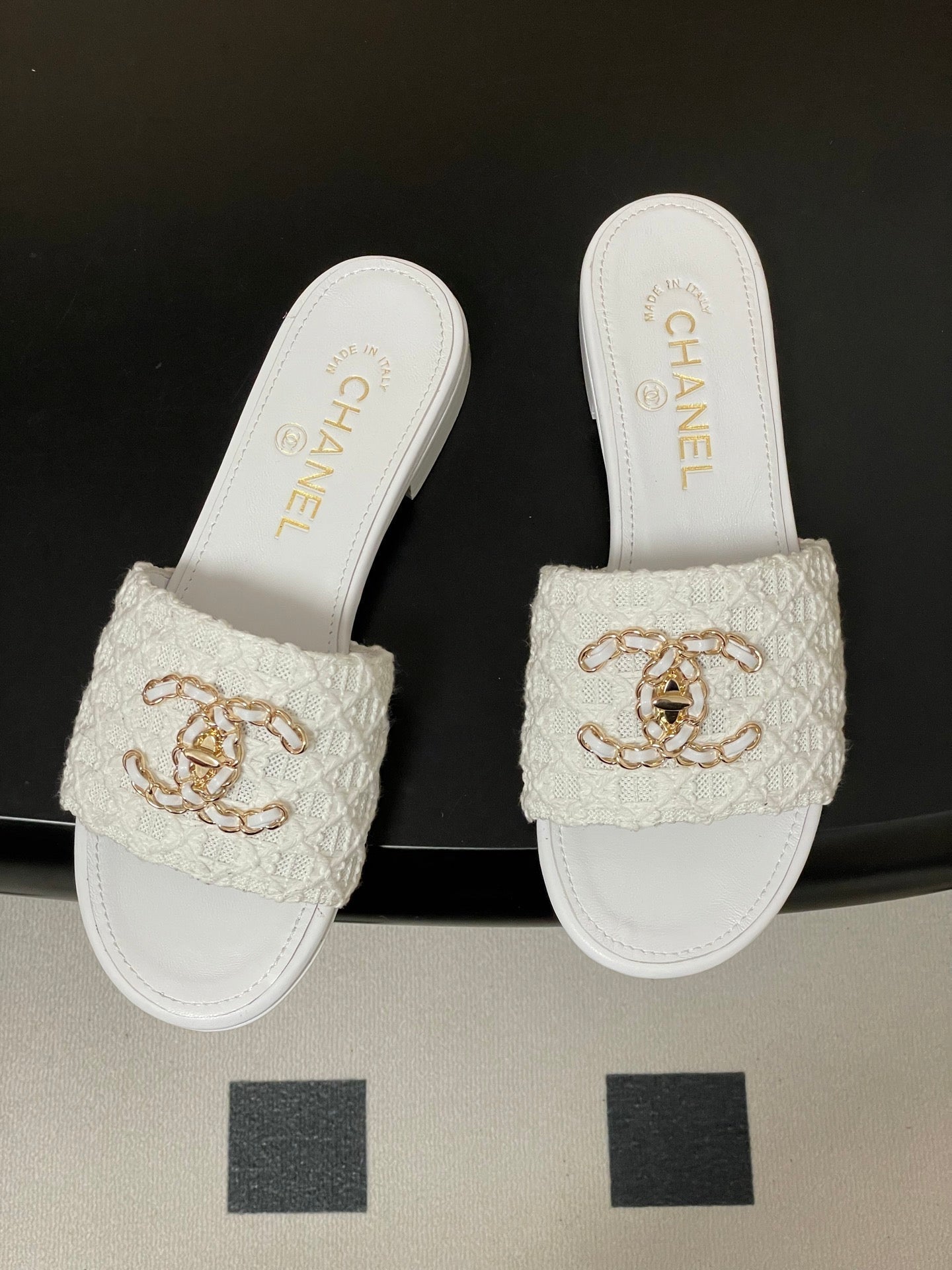 CC 26s Flat Slippers White Fabric Sheepskin 649491