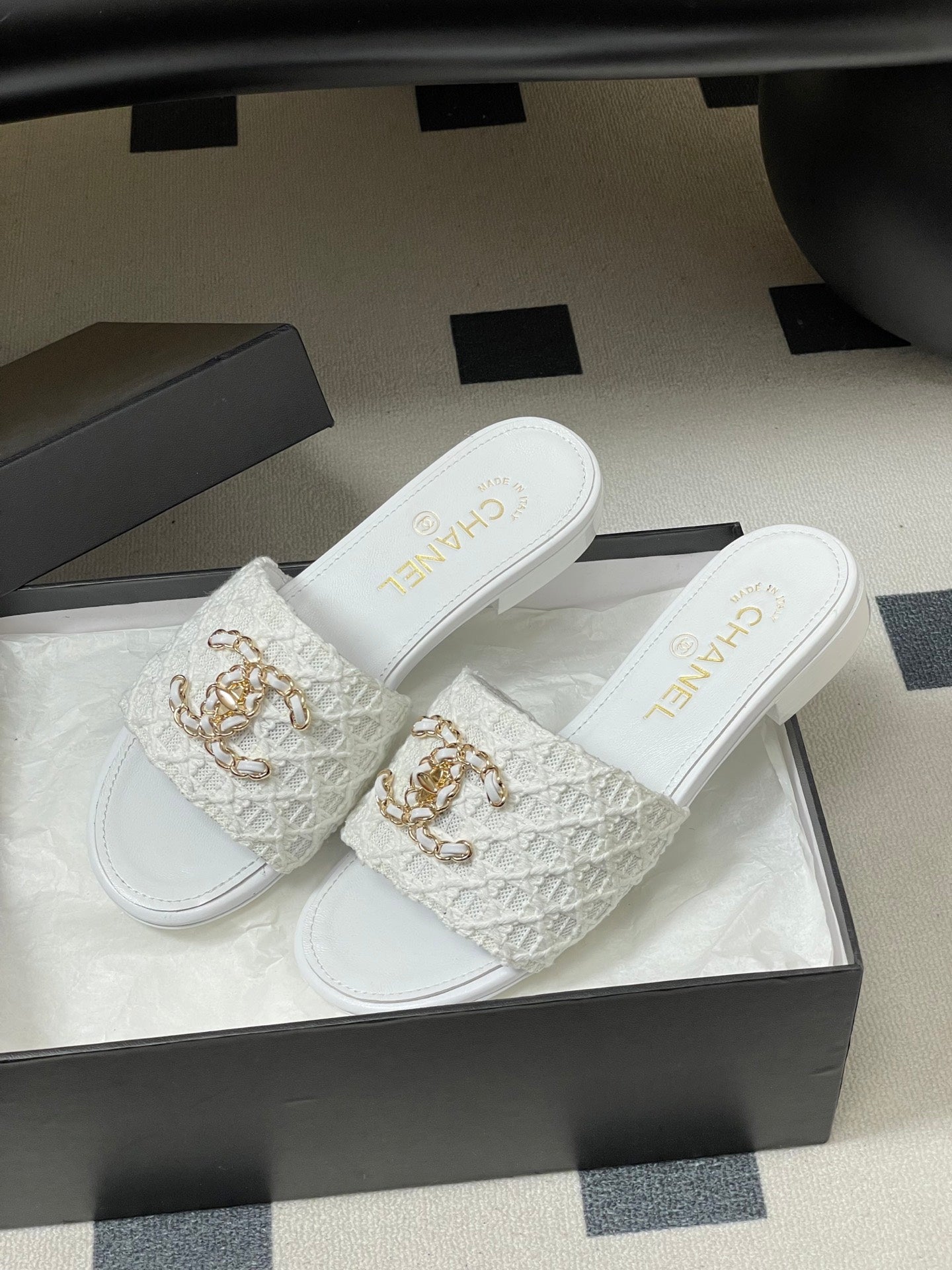 CC 26s Flat Slippers White Fabric Sheepskin 649491