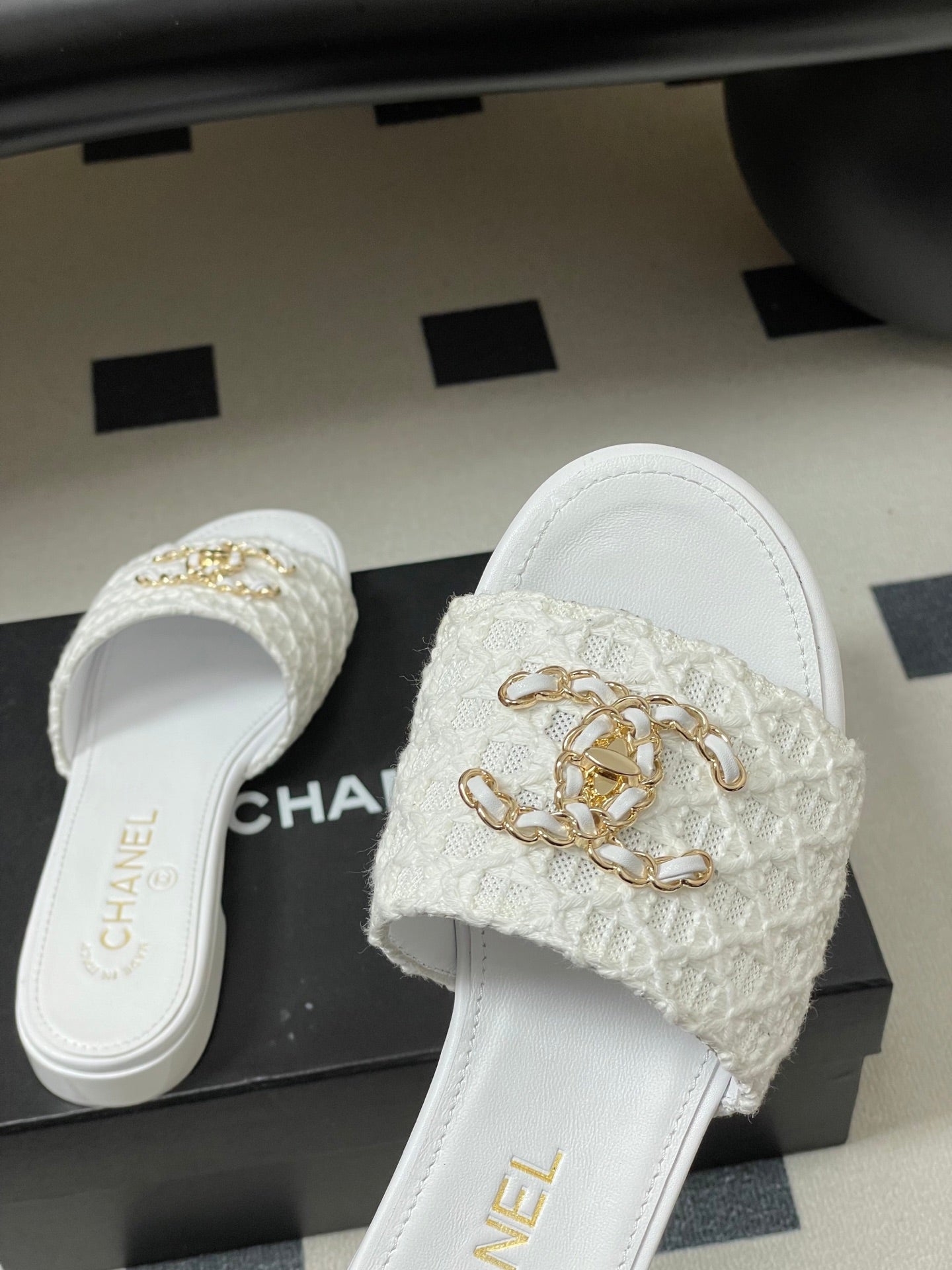 CC 26s Flat Slippers White Fabric Sheepskin 649491