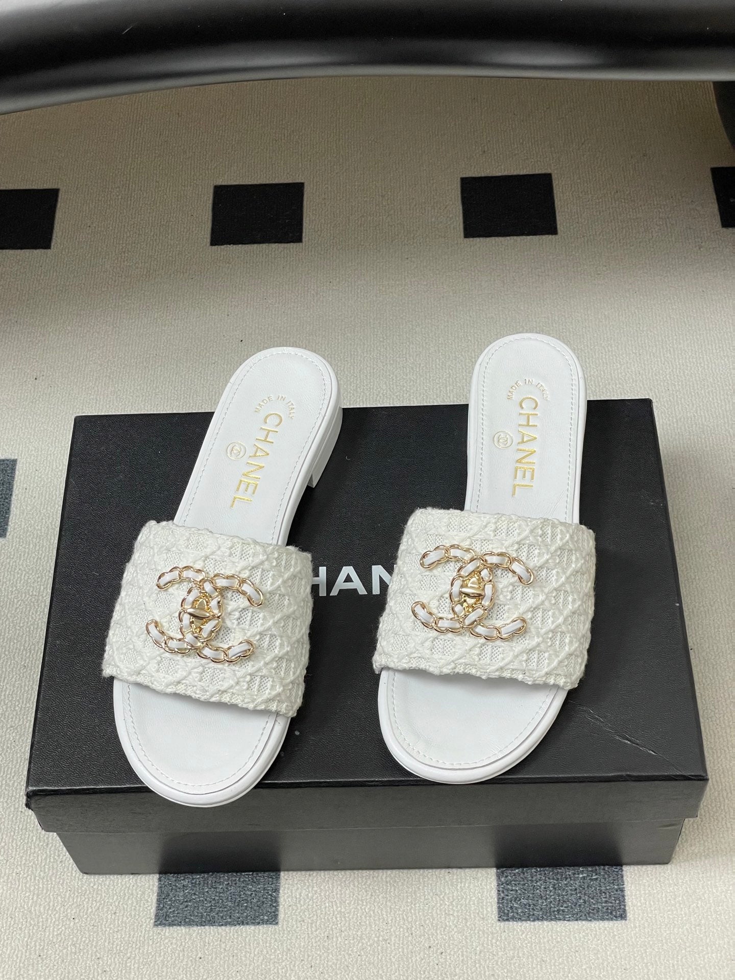 CC 26s Flat Slippers White Fabric Sheepskin 649491