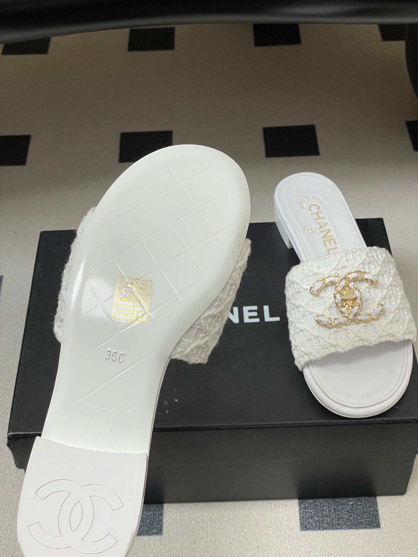 CC 26s Flat Slippers White Fabric Sheepskin 649491