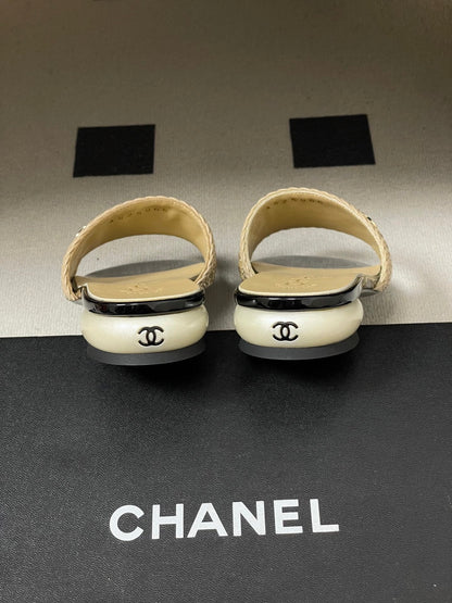 CC 26s Pearl Flat Sandals Beige Patent Leather 649541
