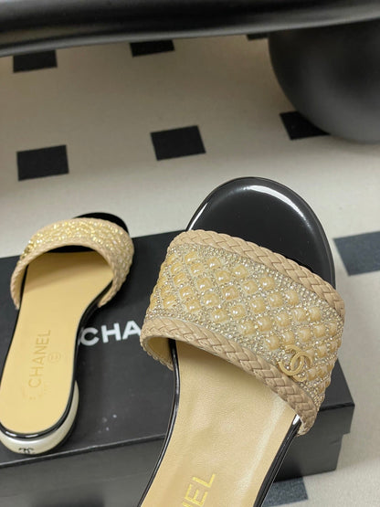 CC 26s Pearl Flat Sandals Beige Patent Leather 649541