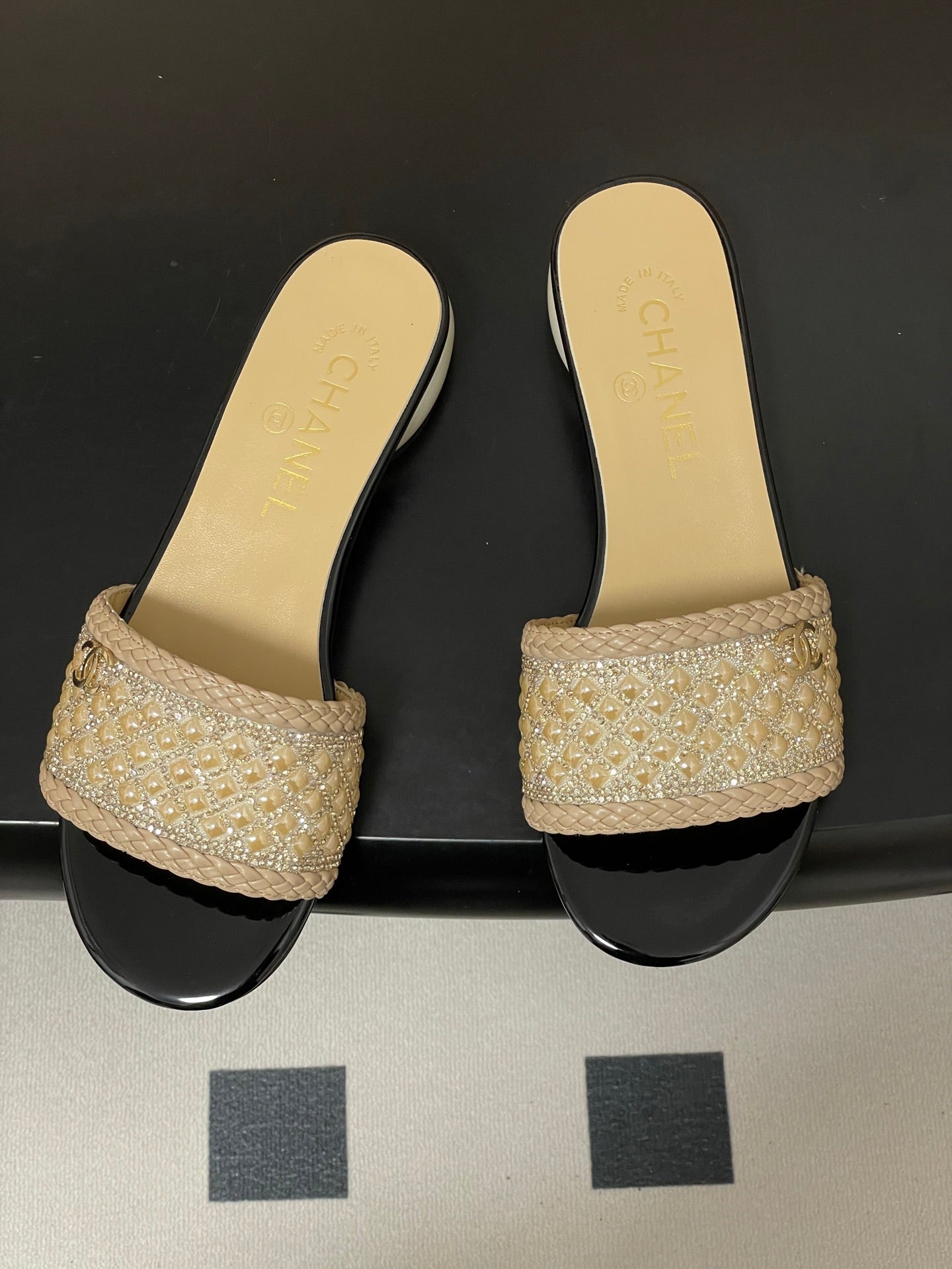 CC 26s Pearl Flat Sandals Beige Patent Leather 649541