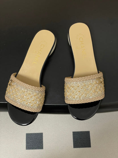 CC 26s Pearl Flat Sandals Beige Patent Leather 649541