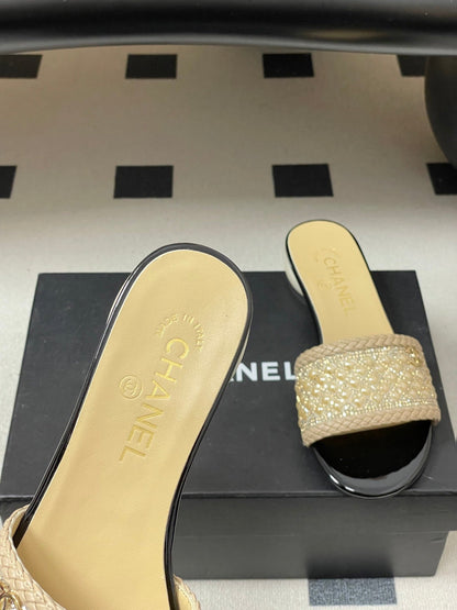 CC 26s Pearl Flat Sandals Beige Patent Leather 649541