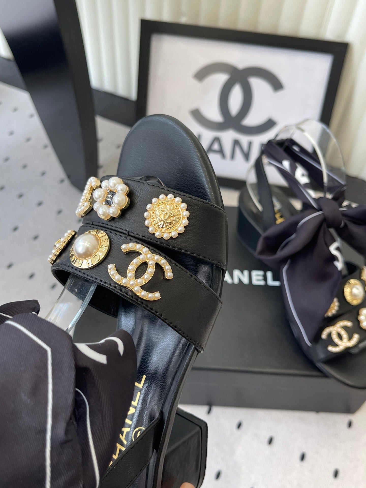 CC 26s Sandals 55 Black Sheepskin Mixed Gold Charm 650082